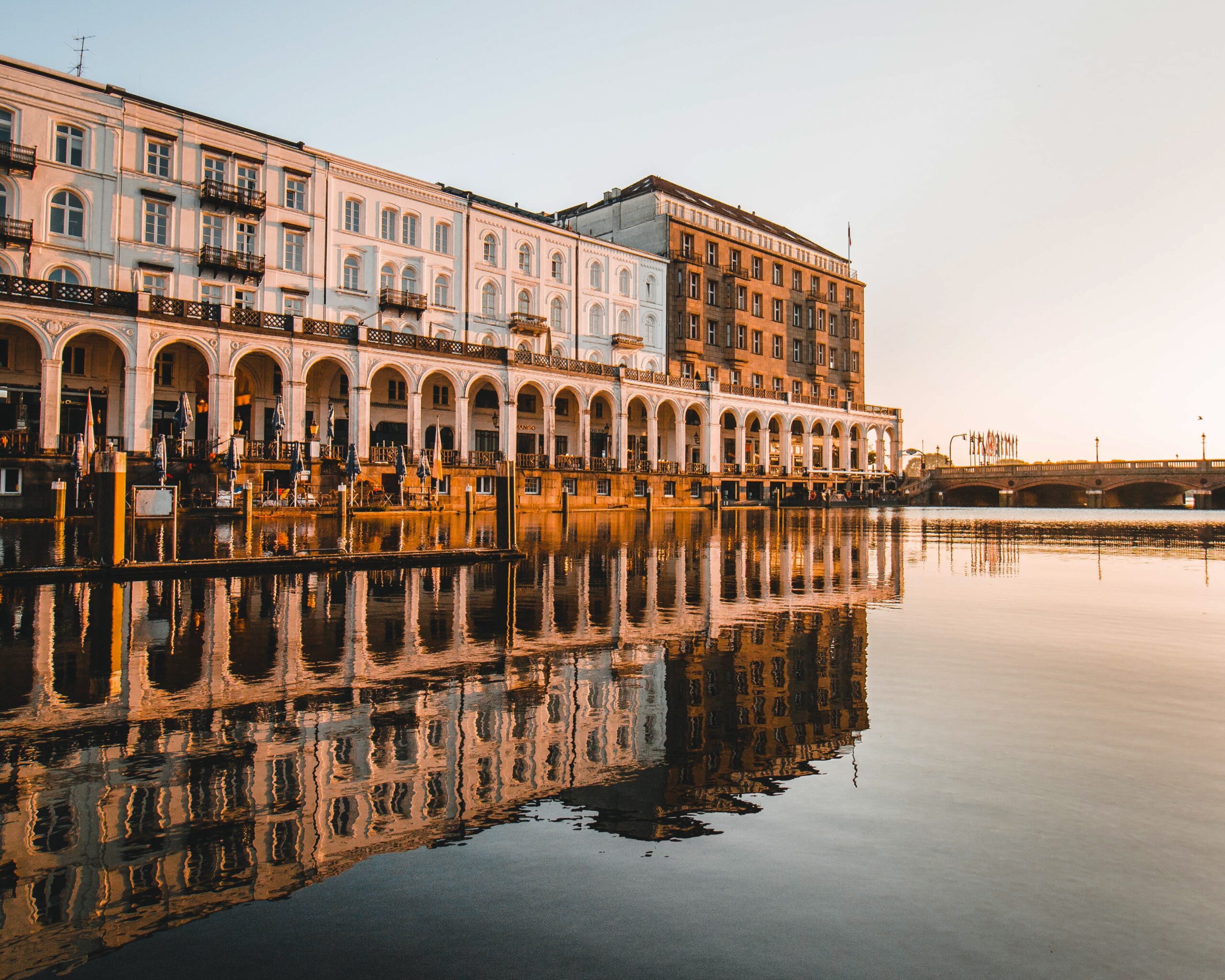 Vincent Seydel-Winter. (2019). Reflektion von den Alsterarkaden zum Sonnenaufgang in Hamburg.